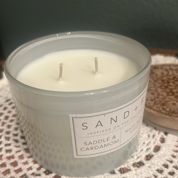 Saddle & Cardamom Scented Candle - Picture 6 of 13